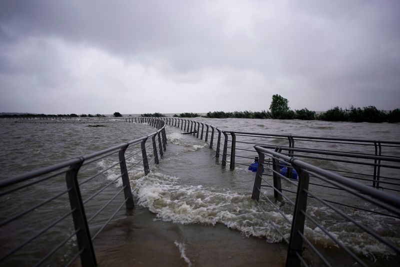 &copy; Reuters. View of floodwaters overflown to the banks of Tai Lake following heavy rainfall in Huzhou