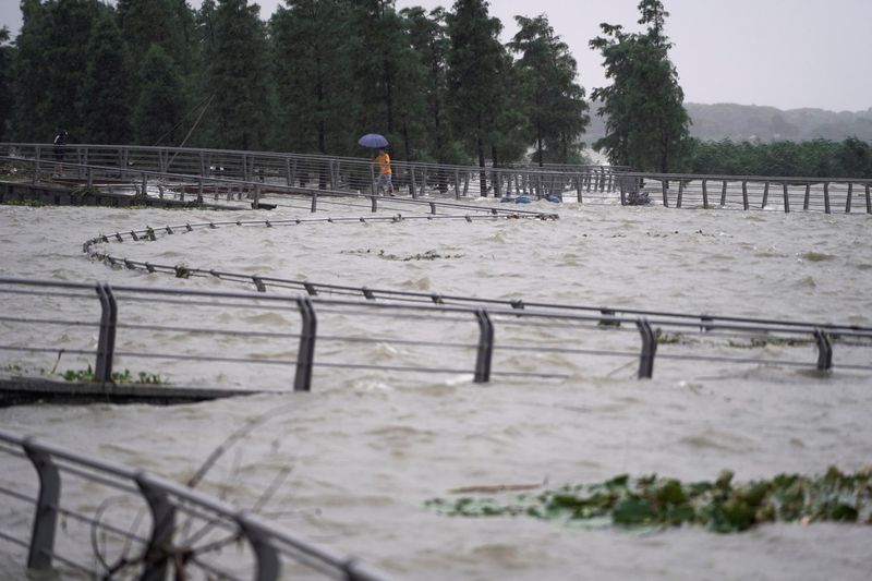 © Reuters. View of floodwaters overflown to the banks of Tai Lake following heavy rainfall in Huzhou