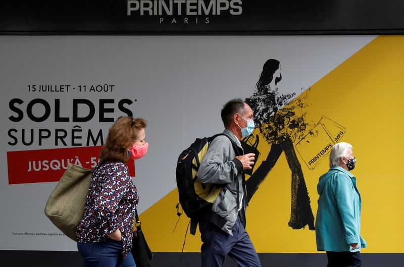 &copy; Reuters. Summer sales kick off in Paris