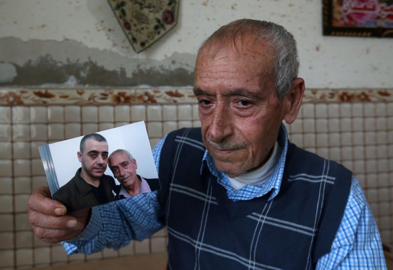 &copy; Reuters. أب في غزة يعد الأيام لإطلاق سراح ابنه بعد أن ألغت إسرائيل زيارات السجناء