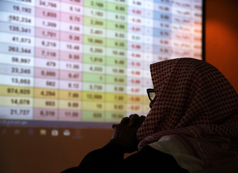 © Reuters. بورصة السعودية تصعد بدعم من أسهم البنوك، ومبيعات في الأسهم القيادية تهوي ببورصة مصر