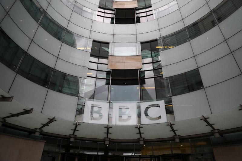 &copy; Reuters. Un letrero de la BBC a las puertas de la Broadcasting House en Londres, Reino Unido, el 19 de julio de 2017