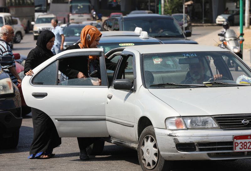 &copy; Reuters. لبنان يرفع تعرفة المواصلات 50 بالمئة بسبب الأزمة الاقتصادية