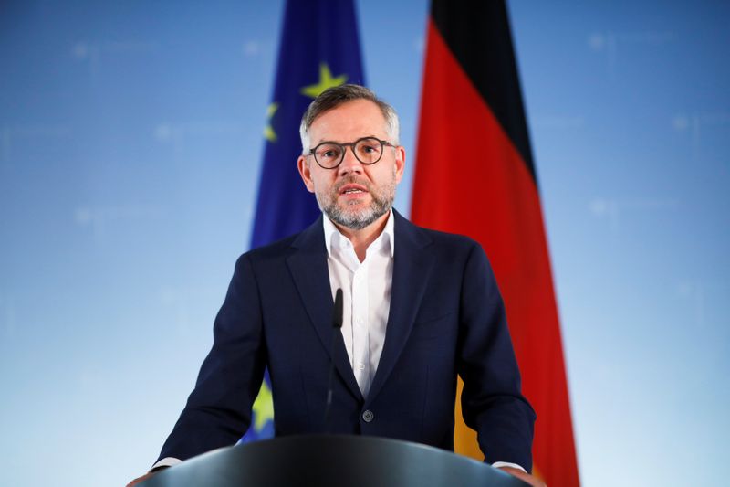 © Reuters. FOTO DE ARCHIVO: El ministro alemán para Europa, Michael Roth, en una rueda de prensa en Berlín, Alemania
