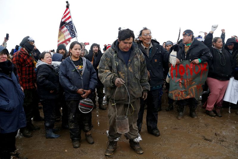 &copy; Reuters. FILE PHOTO: Nathan Phillips prays with other protesters near the main opposition camp against the Dakota Access oil pipeline near Cannon Ball