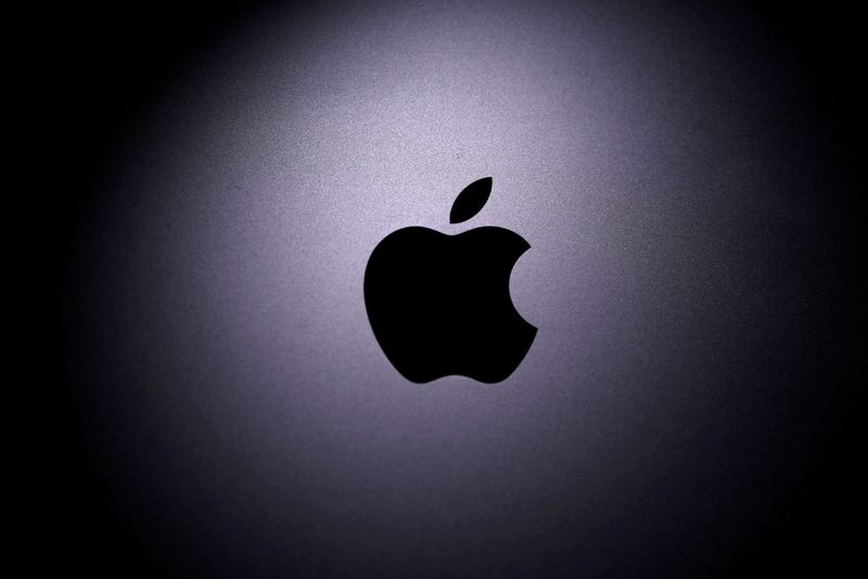 &copy; Reuters. FILE PHOTO: Apple logo is seen on a Macbook in this illustration