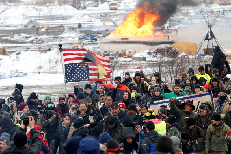 © Reuters. FILE PHOTO: Opponents of the Dakota Access oil pipeline march out of their main camp near Cannon Ball