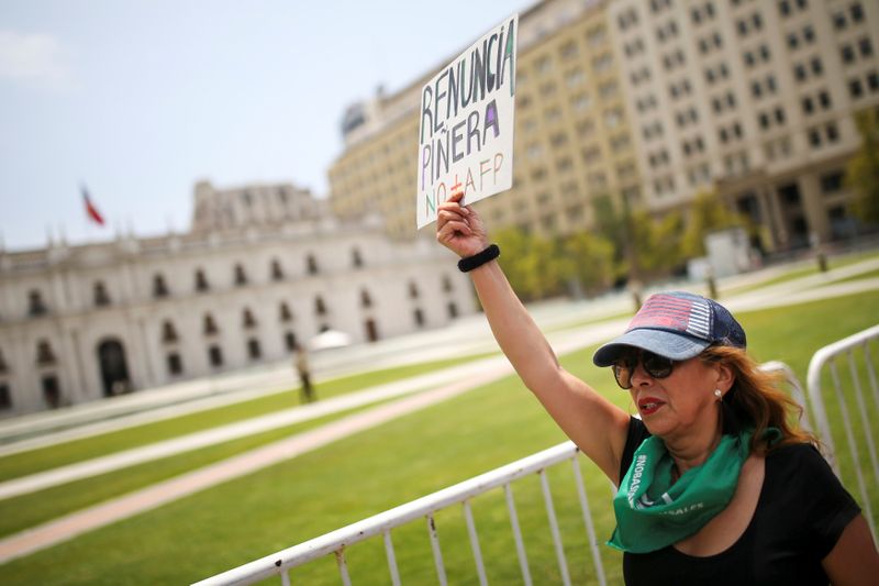 © Reuters. Manifestante em frente ao Palácio de La Moneda, em Santiago