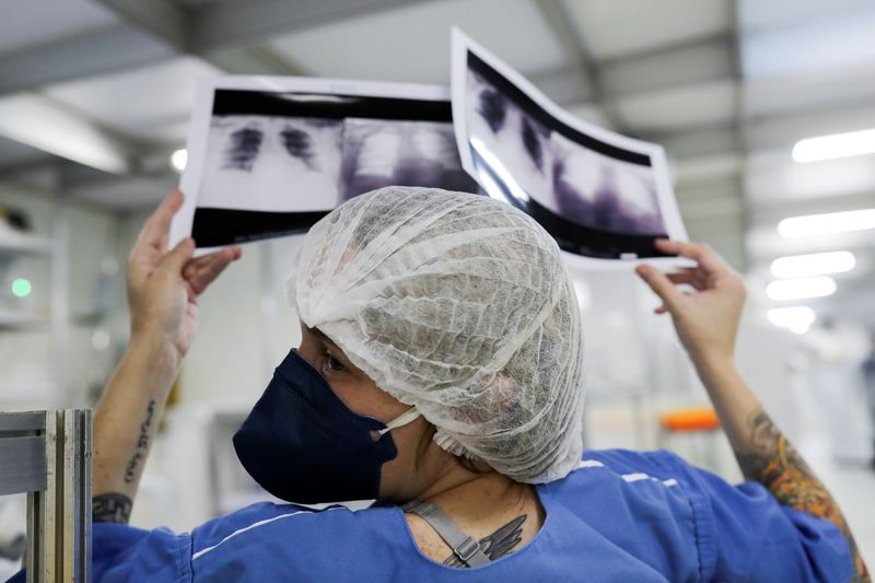 &copy; Reuters. Médica checa exames de pacientes de Covid-19 em hospital de campanha em Guarulhos (SP)