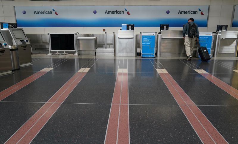 © Reuters. Balcão de informações da American Airlines no aeroporto Reagan National, em Washington, praticamente vazio em meio à pandemia de coronavírus
