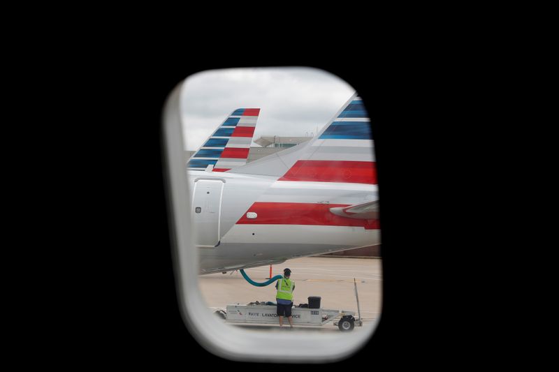 © Reuters. AMERICAN AIRLINES ENVISAGE DES MILLIERS DE SUPPRESSIONS DE POSTES