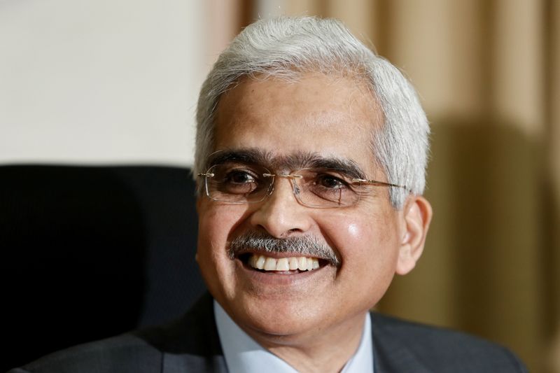 © Reuters. FILE PHOTO: Reserve Bank of India (RBI) Governor Shaktikanta Das smiles at a news conference