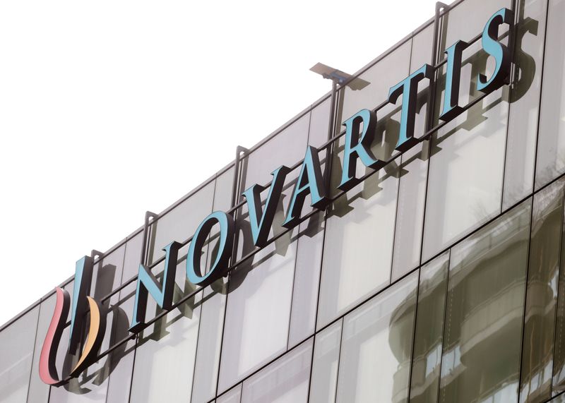 &copy; Reuters. FOTO DE ARCHIVO: El logo de la compañía Novartis en un edificio de la farmacéutica suiza en Rotkreuz, Suiza