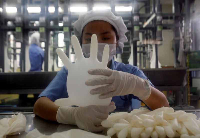 © Reuters. FILE PHOTO: Labour issues prompt U.S. bar on imports of Malaysia's Top Glove