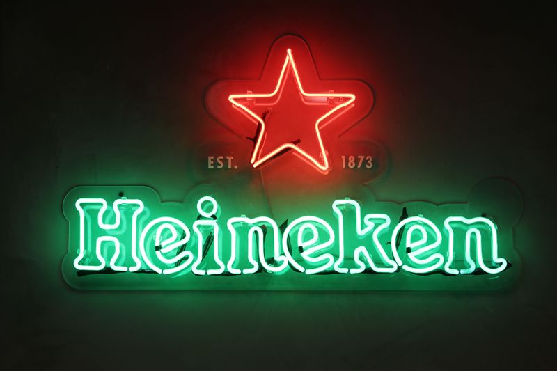 © Reuters. Логотип Heineken на здании компании в Сан-Паулу