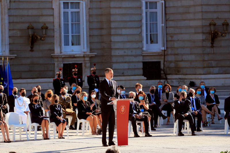 &copy; Reuters. Ceremonia en homenaje a las víctimas de COVID-19 en Madrid