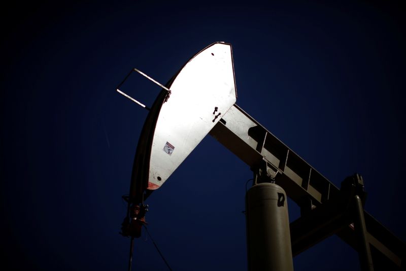 &copy; Reuters. FILE PHOTO: A pumpjack brings oil to the surface  in the Monterey Shale