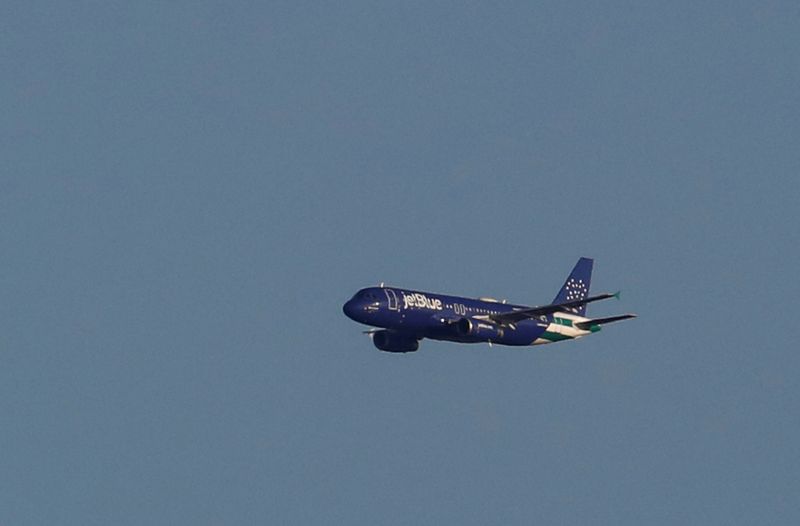 © Reuters. FILE PHOTO: A JetBlue A320 aircraft conducts a flyover salute of New York City to honor frontline healthcare workers during the outbreak of the coronavirus disease (COVID-19) as seen from Weehawken