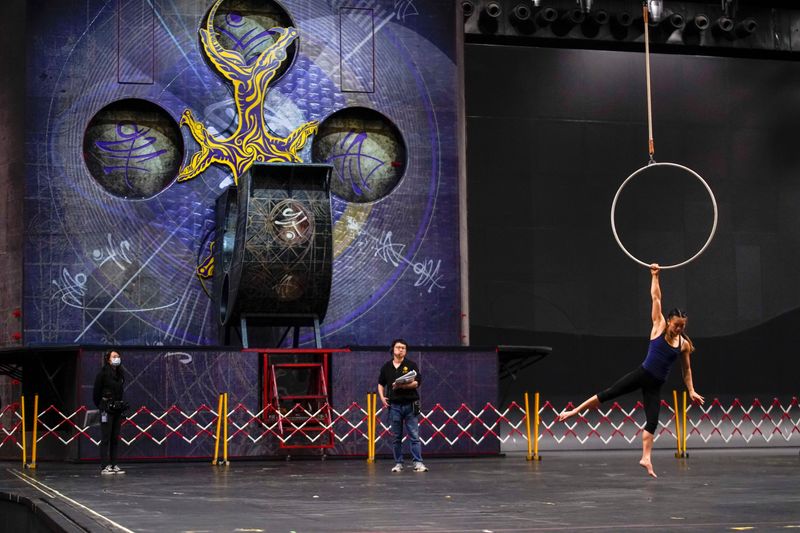 &copy; Reuters. A performer trains for the Cirque du Soleil &quot;The Land of Fantasy&quot; show in Hangzhou