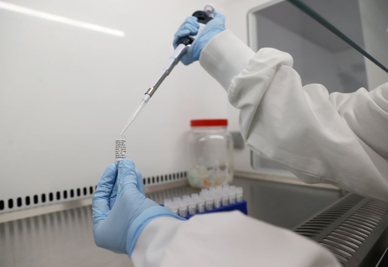 © Reuters. Ученые, занимающиеся разработкой вакцины, в лаборатории компании Cobra Biologics в городе Кил, Британия