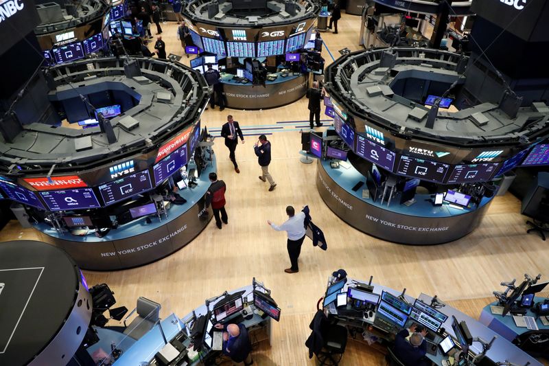 &copy; Reuters. FILE PHOTO: Traders work on the floor of the NYSE in New York