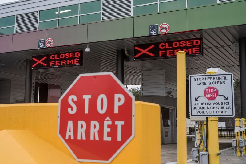 &copy; Reuters. FILE PHOTO: Two closed Canadian border checkpoints in Lansdowne