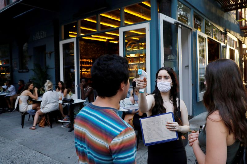&copy; Reuters. FILE PHOTO: Phase 2 reopening during the coronavirus disease (COVID-19) outbreak in Manhattan, New York City