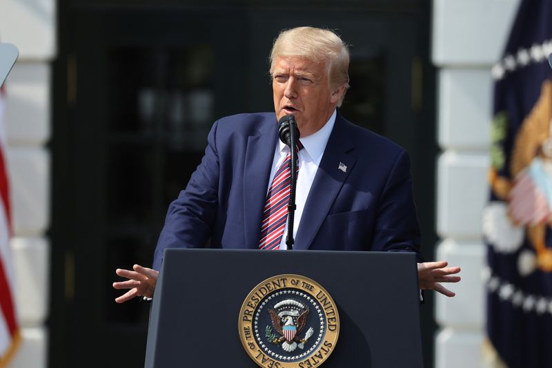 © Reuters. U.S. President Donald Trump speaks about efforts to curb federal regulations during South Lawn event at the White House in Washington