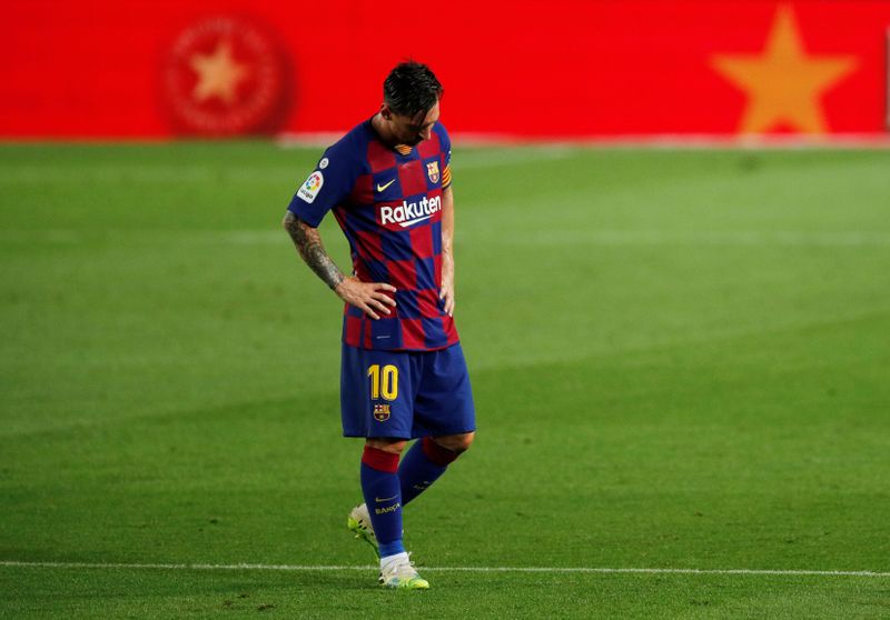 &copy; Reuters. Foto del jueves del capitán del Barcelona Lionel Messi reaccionando tras la derrota ante Osasuna