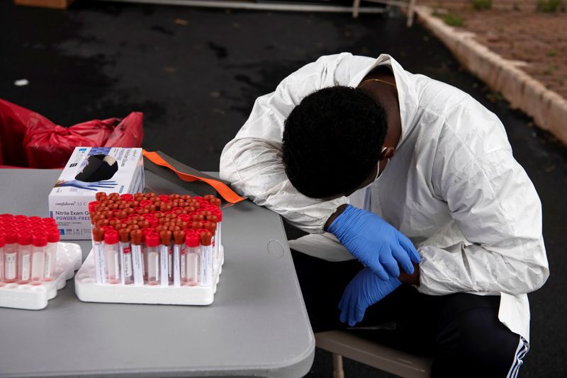 © Reuters. FILE PHOTO: People wait in long lines for COVID-19 testing in Houston