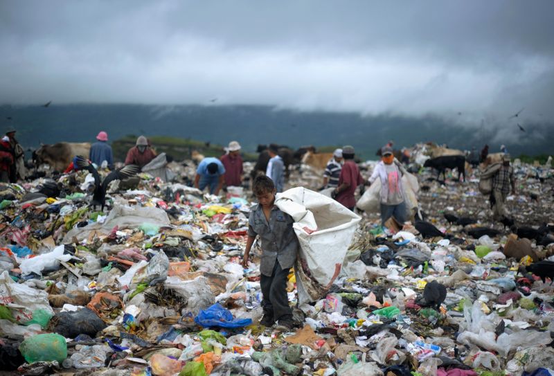 &copy; Reuters. Jovem em lixão na periferia de Tegucigalpa, Honduras