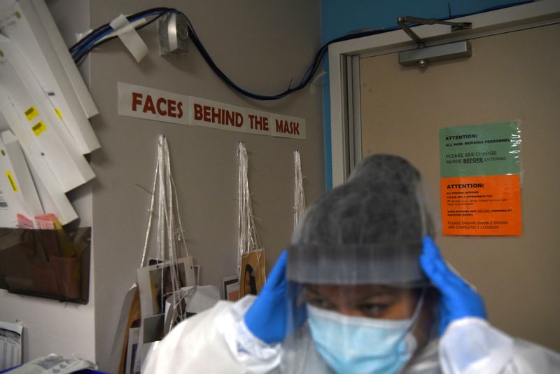&copy; Reuters. FILE PHOTO: Coronavirus disease (COVID-19) patients are treated in Houston