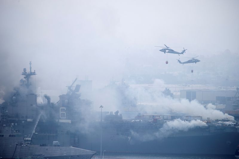 &copy; Reuters. إخماد النيران على سفينة حربية أمريكية في سان دييجو ومستقبل السفينة غير معروف