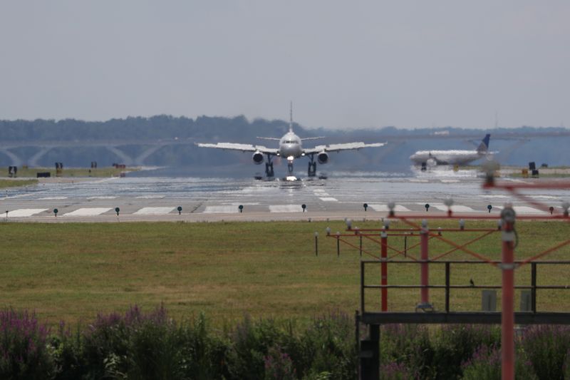 © Reuters. United Airlines announces regional layoffs due to the coronavirus (COVID-19) outbreak, in Virginia