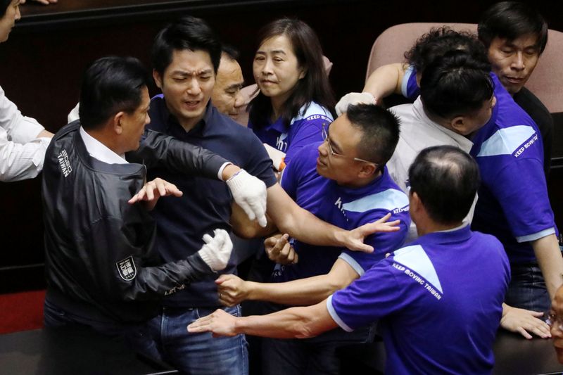 &copy; Reuters. اشتباكات جديدة في برلمان تايوان
