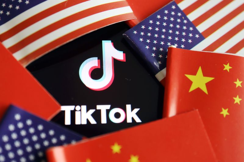&copy; Reuters. Foto ilustrativa del logo de TikTok junto a banderas de EEUU y China