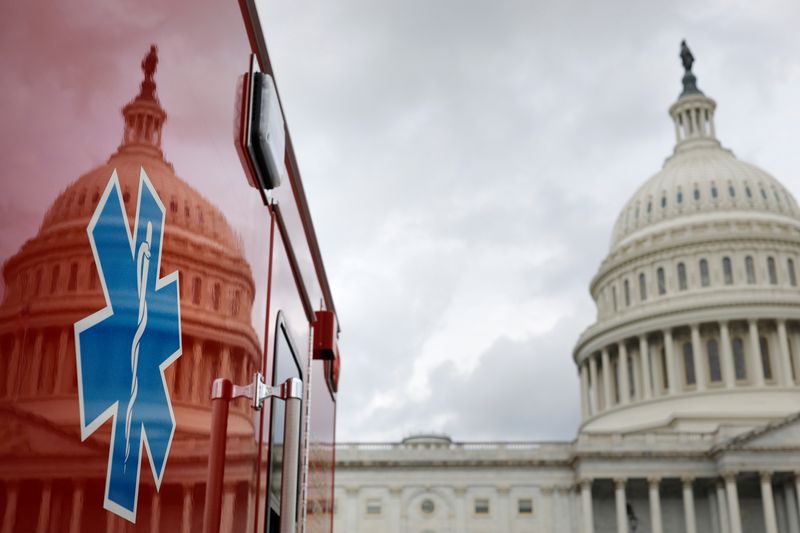 &copy; Reuters. El edificio del Capitolio de los EEUU reflejado en una ambulancia frente al Capitolio de Washington, EEUU