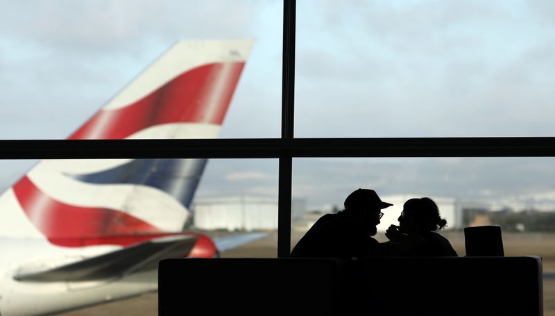 © Reuters. Un avión de pasajeros Boeing 747 de British Airways se prepara para despegar mientras los pasajeros esperan para embarcar en un vuelo en el aeropuerto internacional de Ciudad del Cabo (Sudáfrica) el 12 de enero de 2018