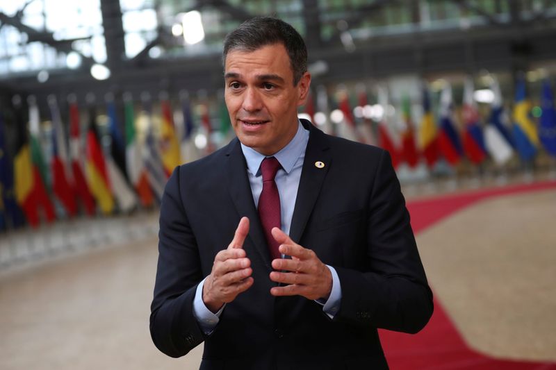 &copy; Reuters. El presidente del Gobierno español, Pedro Sánchez, hace una declaración a su llegada a la primera cumbre presencial de la UE desde el brote de coronavirus, en Bruselas, Bélgica, el 17 de julio de 2020