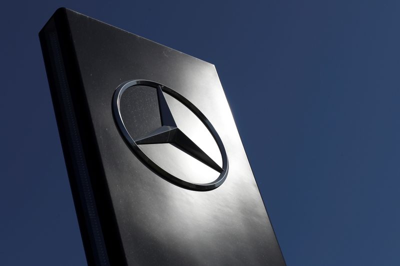 &copy; Reuters. FOTO DE ARCHIVO: Un logo de Mercedes-Benz fuera de un concesionario de Mercedes-Benz en Bruselas, Bélgica