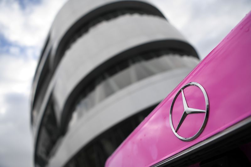 &copy; Reuters. Логотип Mercedes-Benz на машине перед музеем Mercedes-Benz в Штутгарте