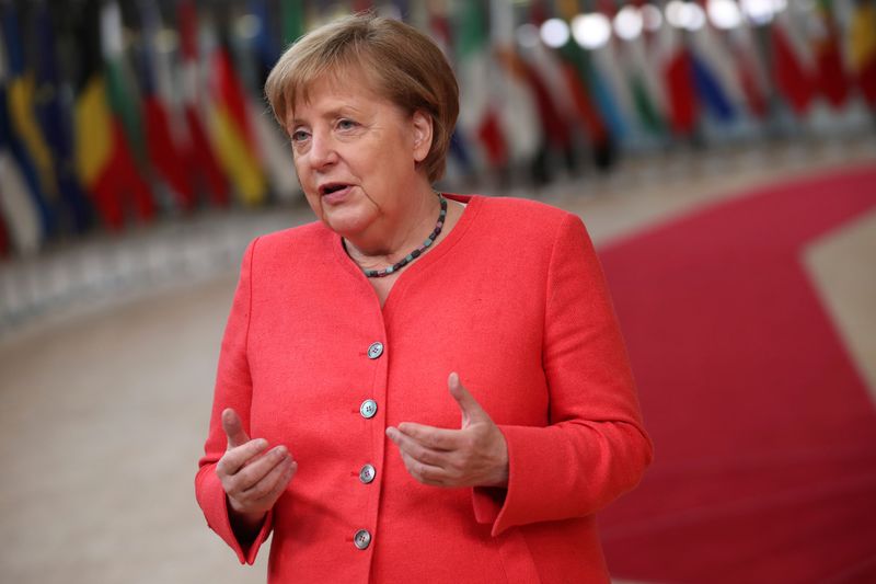 &copy; Reuters. La cancelliera tedesca Angela Merkel rilascia una dichiarazione al suo arrivo al primo vertice Ue in presenza dallo scoppio dell&apos;epidemia di coronavirus a Bruxelles