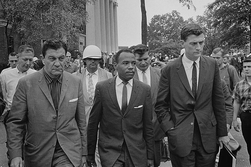 &copy; Reuters. FILE PHOTO: James Meredith walks to class during school integration at the University of Mississippi