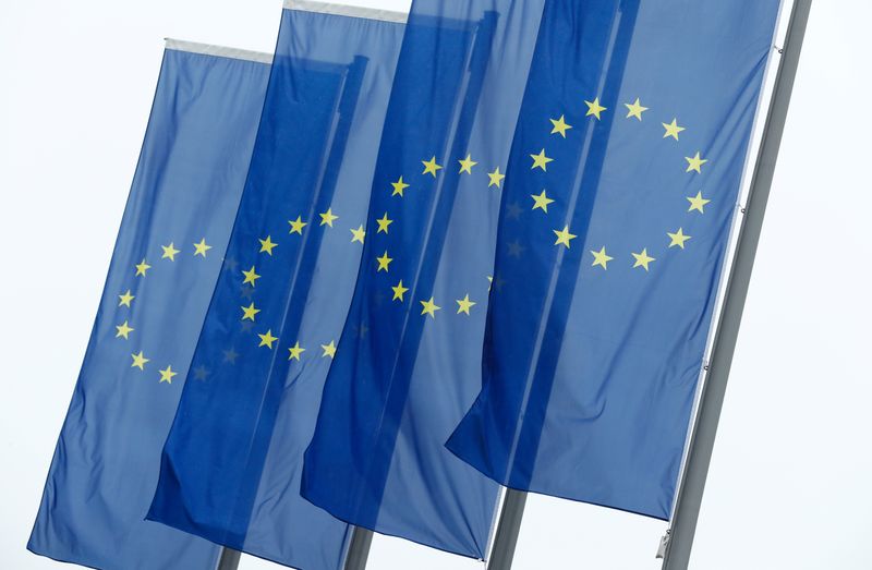 © Reuters. Bandeiras da União Europeia na frente da sede do BCE em Frankfurt