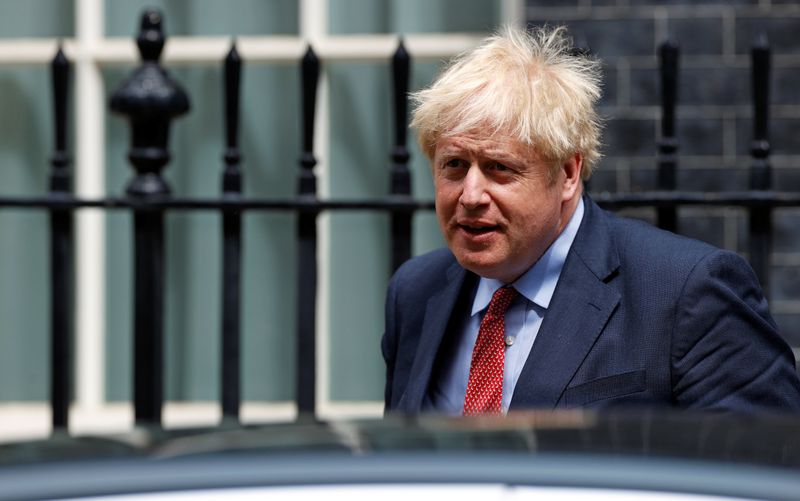 &copy; Reuters. FOTO DE ARCHIVO del primer ministro británico Boris Johnson saliendo de Downing Street en  Londres