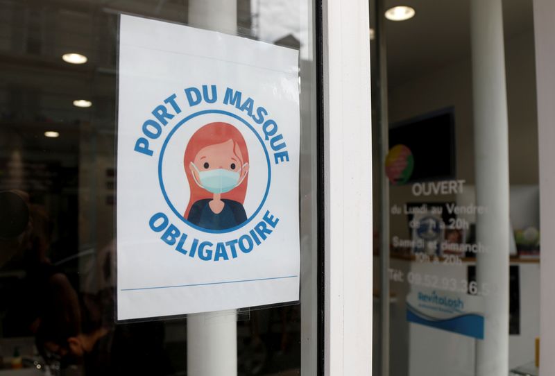 &copy; Reuters. LE PORT DU MASQUE OBLIGATOIRE DANS LA GRANDE DISTRIBUTION DÈS LUNDI, SELON LA FCD