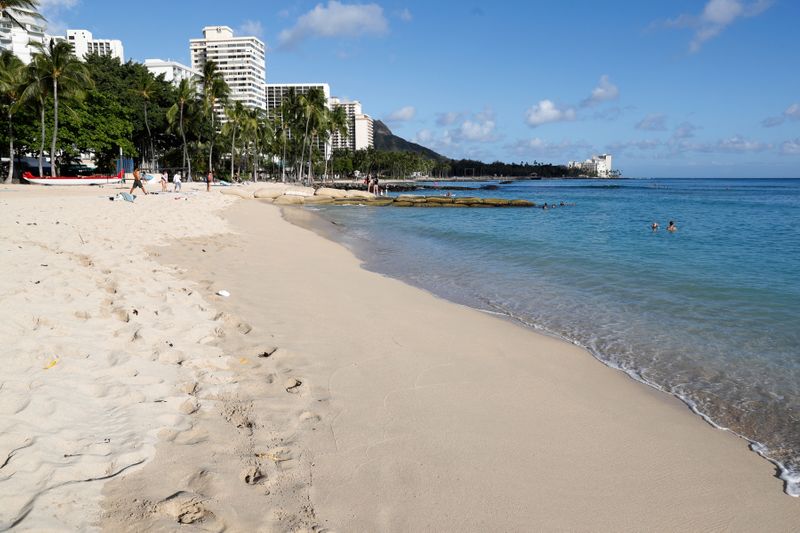© Reuters. La plage de Waikiki est presque vide en raison du ralentissement de l'activité causé par la maladie des coronavirus (COVID-19) à Honolulu