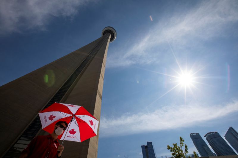 &copy; Reuters. Visitors view panoramic city scenes from the CN Tower in Toronto