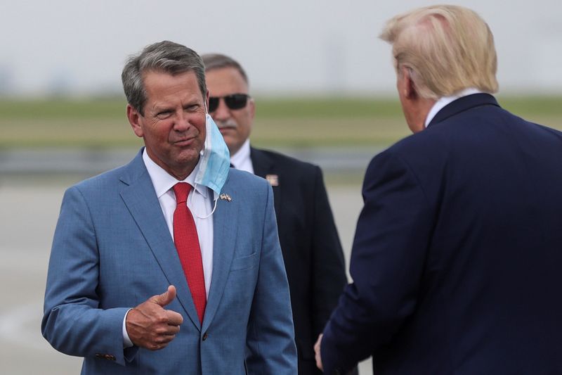 &copy; Reuters. Governador da Geórgia, Brian Kemp, recebe presidente Donald Trump em aeroporto de Atlanta