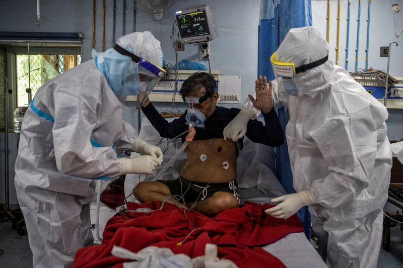 &copy; Reuters. Trabajadores de la salud tratan a pacientes infectados con coronavirus (COVID-19) en un hospital de Nueva Delhi